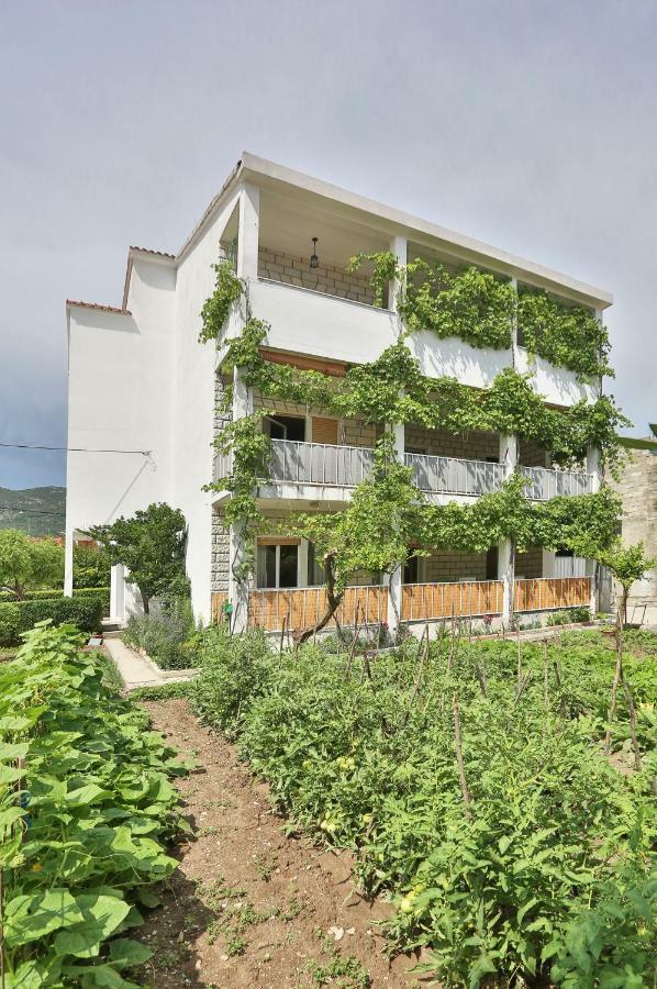 Apartman Zizula Kaštela Exteriör bild